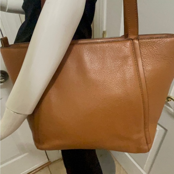 Michael Kors beautiful tan color leather bag classic  comes with their desk bag - Picture 10 of 16